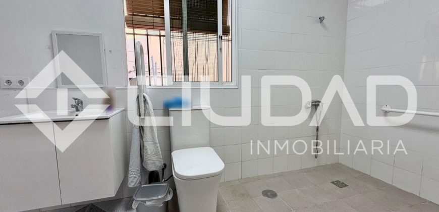 ADOSADO CON COCHERA Y GRAN PATIO TRASERO – LEBRIJA