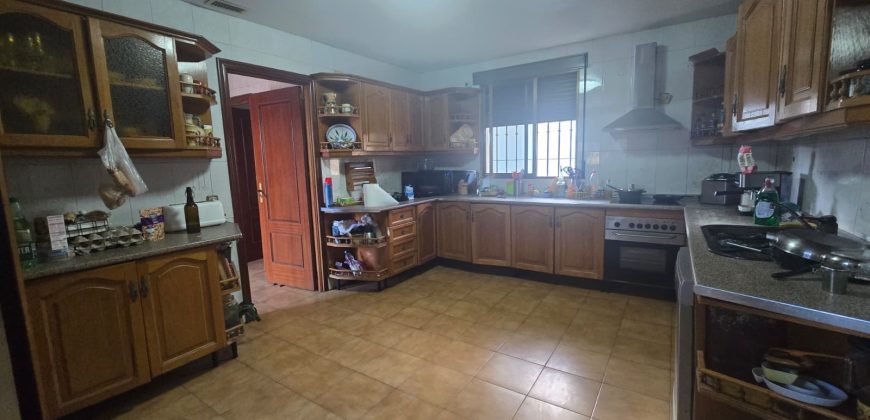Vivienda + parking + 3 locales comerciales