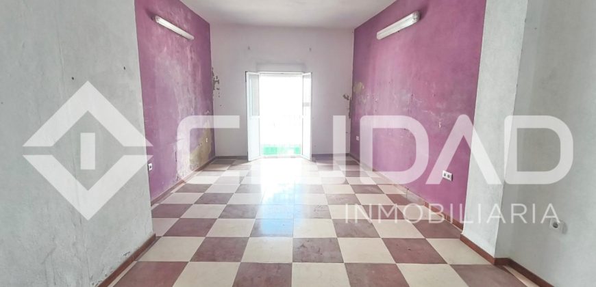 Local comercial con cochera y zona de ocio – Centro de Espera