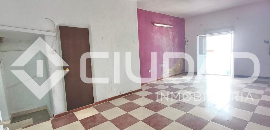 Local comercial con cochera y zona de ocio – Centro de Espera