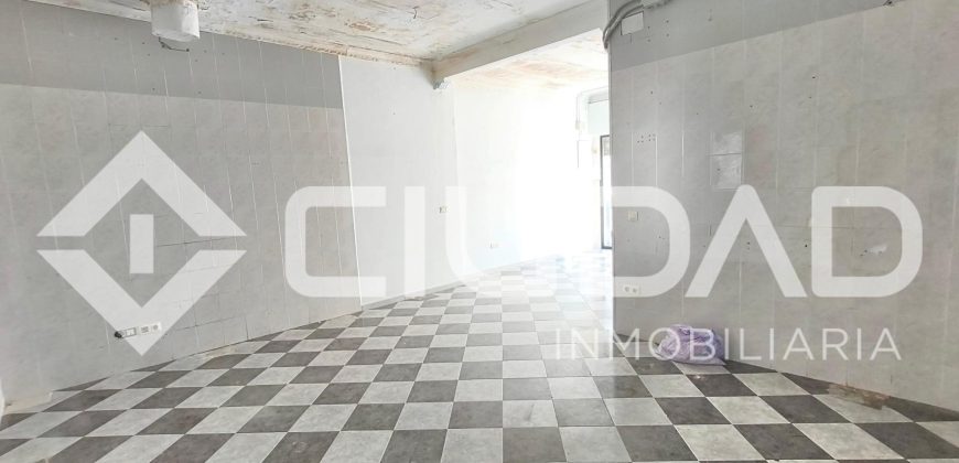 Local comercial con cochera y zona de ocio – Centro de Espera