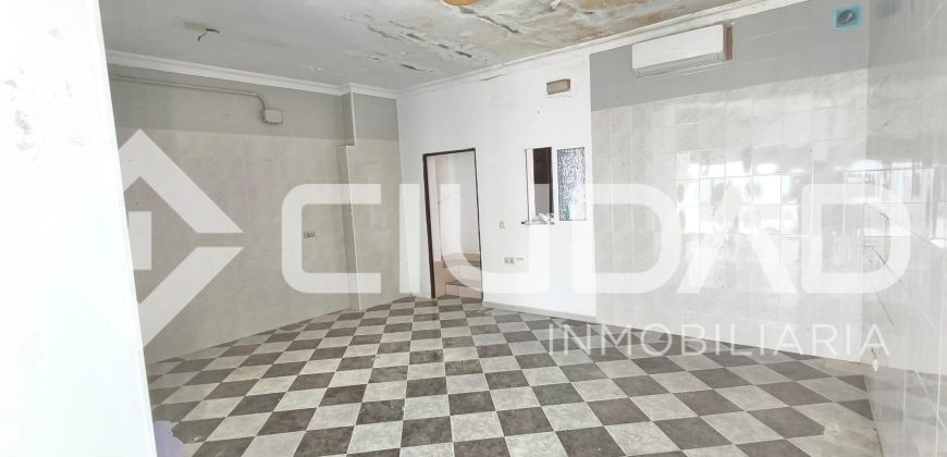 Local comercial con cochera y zona de ocio – Centro de Espera