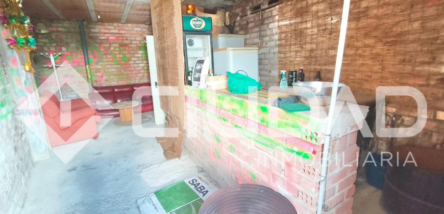 Local comercial con cochera y zona de ocio – Centro de Espera
