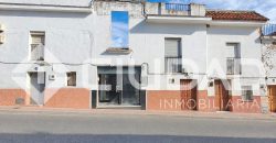 Local comercial con cochera y zona de ocio – Centro de Espera