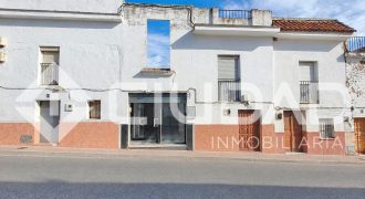 Local comercial con cochera y zona de ocio – Centro de Espera