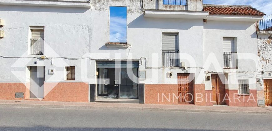 Local comercial con cochera y zona de ocio – Centro de Espera