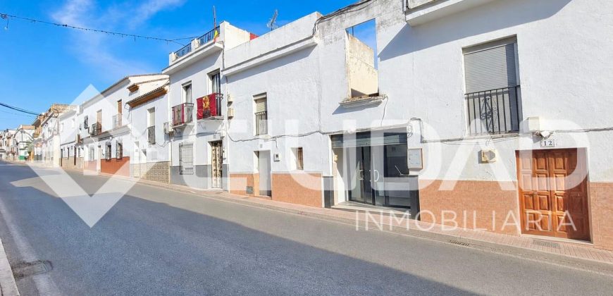 Local comercial con cochera y zona de ocio – Centro de Espera