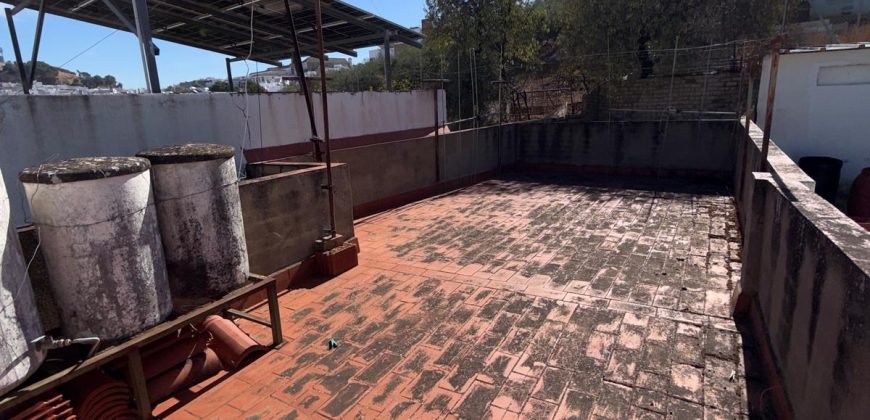 Amplia Casa de Dos Plantas con Azoteas y Lavadero en calle Cruz Verde!