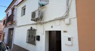 Amplia Casa de Dos Plantas con Azoteas y Lavadero en calle Cruz Verde!