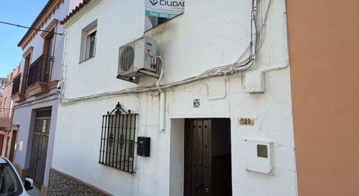 Amplia Casa de Dos Plantas con Azoteas y Lavadero en calle Cruz Verde!