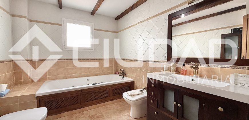 CASA REFORMADA CON GRAN PATIO – ZONA BULEVAR, LEBRIJA