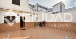 CASA REFORMADA CON GRAN PATIO – ZONA BULEVAR, LEBRIJA