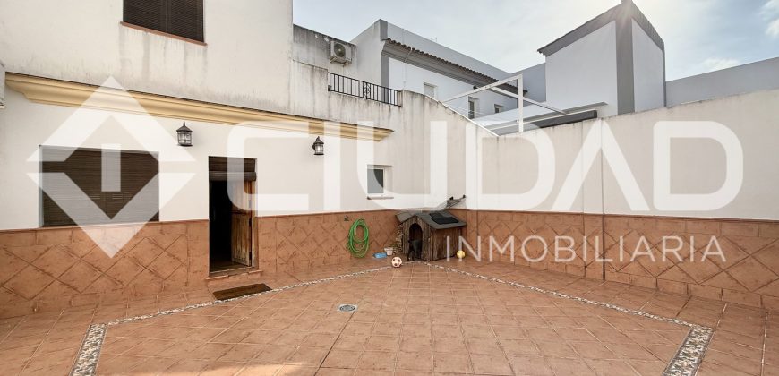 CASA REFORMADA CON GRAN PATIO – ZONA BULEVAR, LEBRIJA