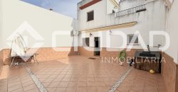 CASA REFORMADA CON GRAN PATIO – ZONA BULEVAR, LEBRIJA