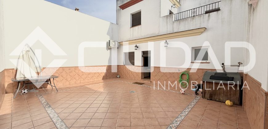 CASA REFORMADA CON GRAN PATIO – ZONA BULEVAR, LEBRIJA